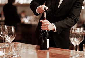 Президент РФ Владимир Путин подписал закон об упрощении получения лицензий на продажу алкоголя